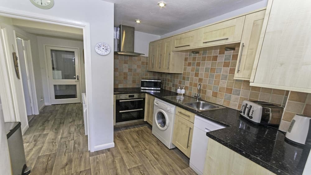 Clifton Court Apt 19 With Heated Pool