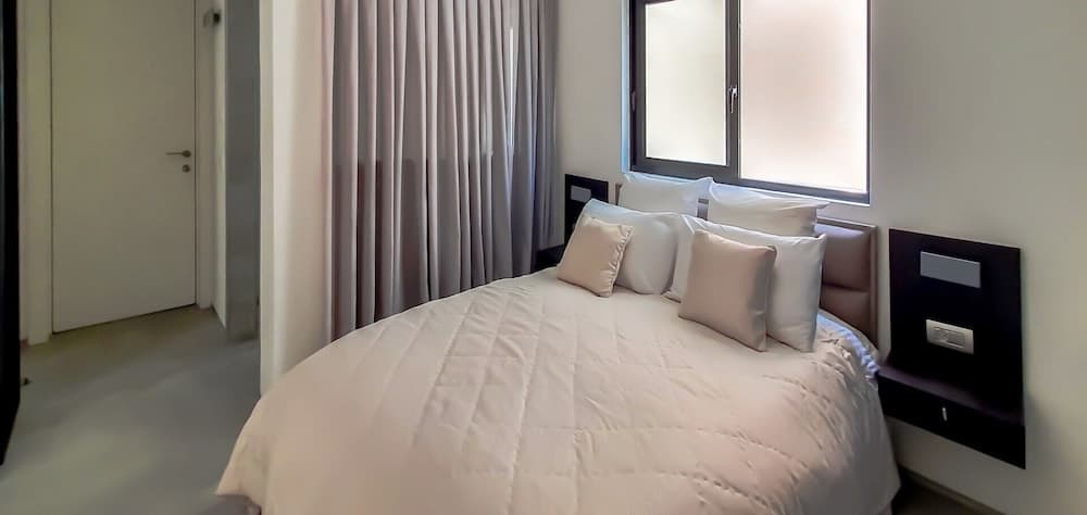 Exclusive 3BDR Near Rothschild TL40