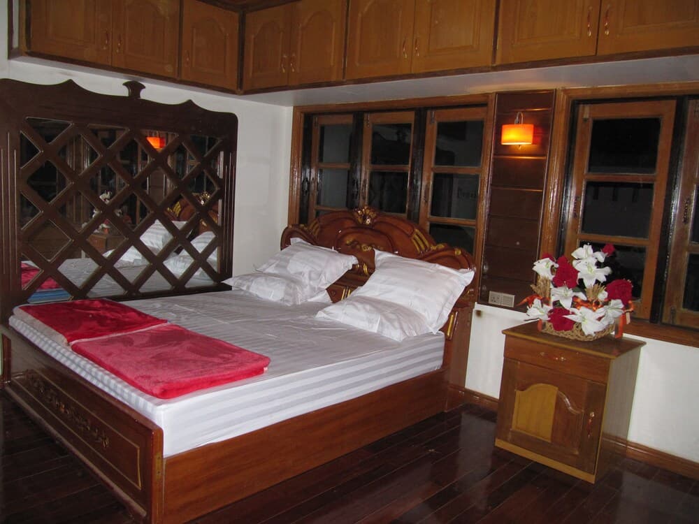 Lux Pillow Hostel Hpa An