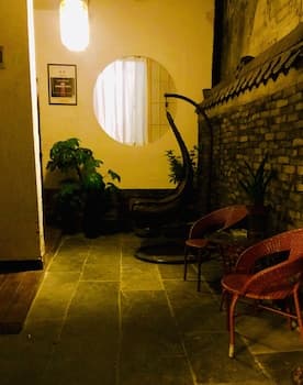 Fenghuang Little Bear Family Guest House