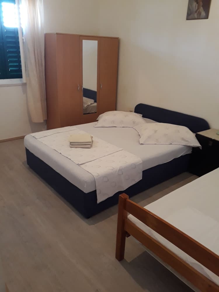 Apartments & Rooms Nazor