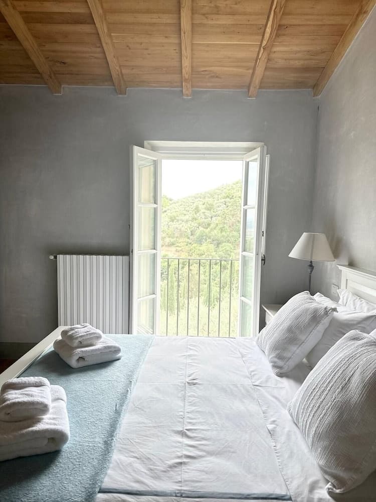 Luxury 6-bed Tuscan Villa Near Lucca and Florence