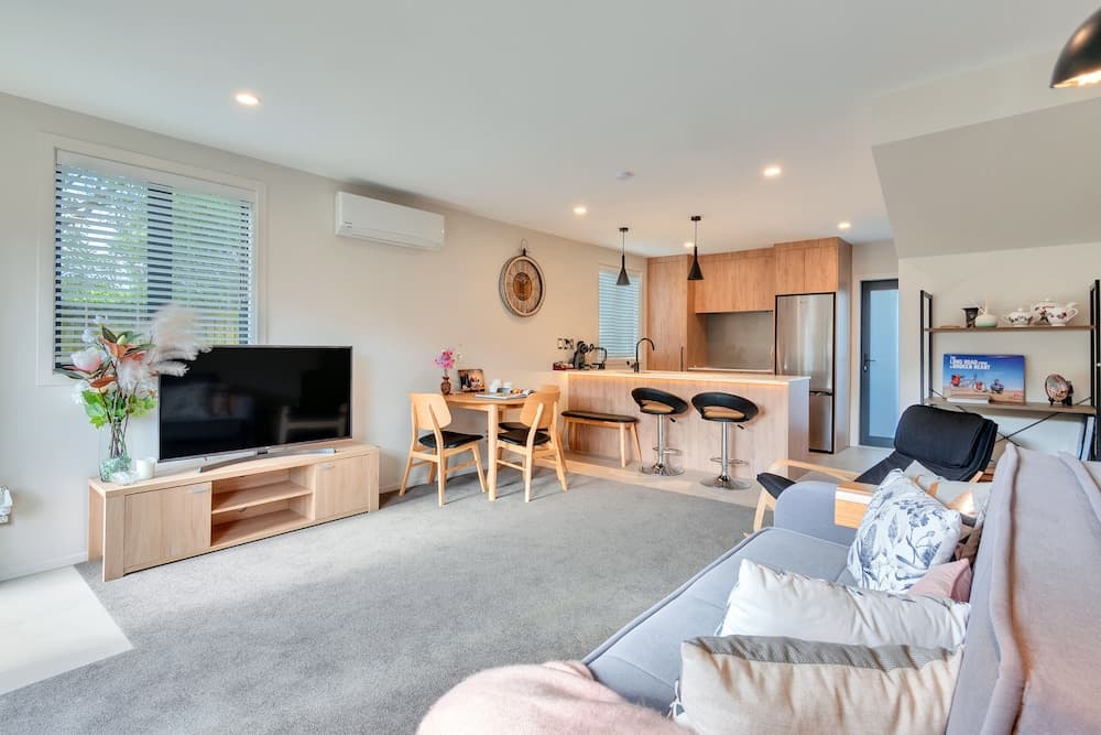 Beautifully Styled 2BR w 2 Carparks & Aircon