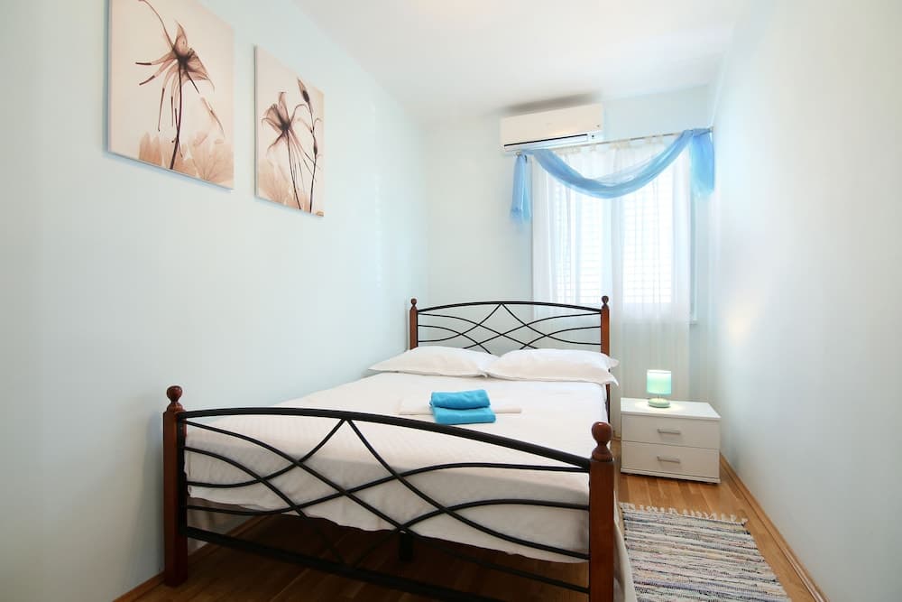 Luxury house with pool near the sea