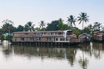 OYO 24611 Houseboat Water Cruise Sharing