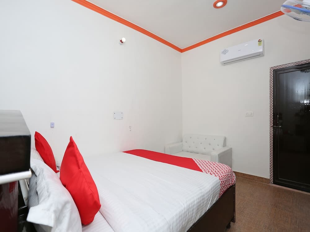 OYO 15492 Hotel Dolly