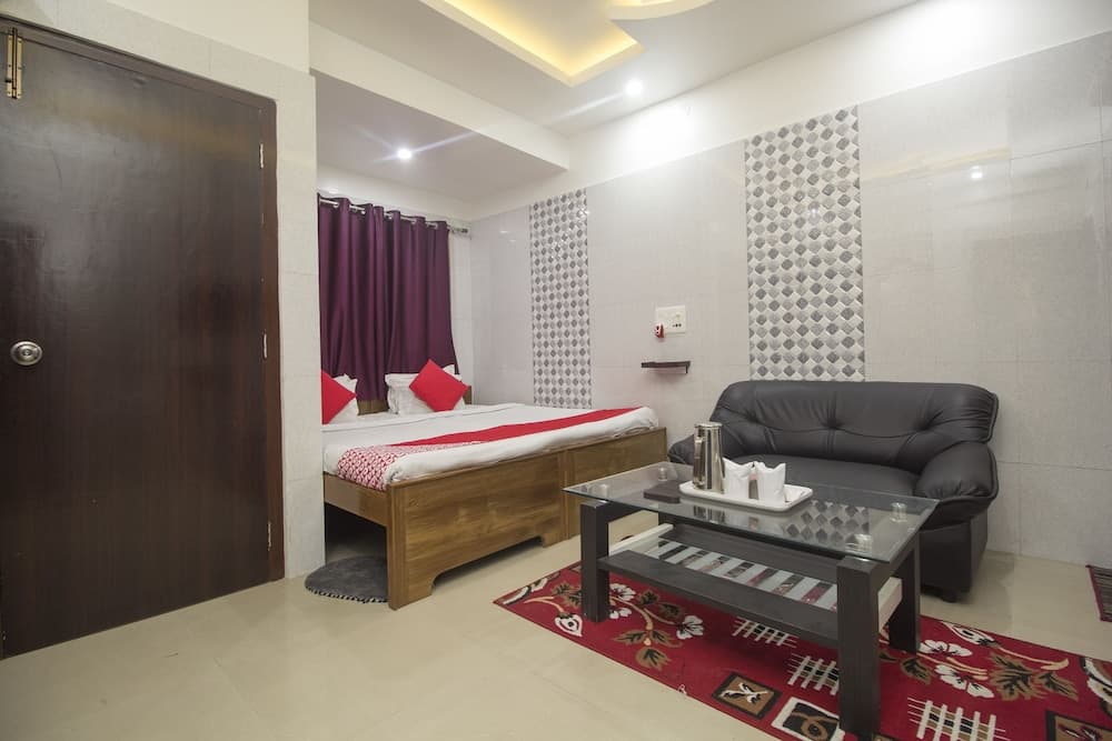 OYO 27907 Greater Kailash The Palace