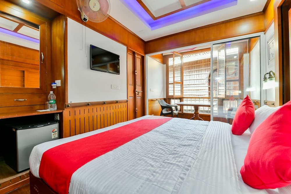 OYO 23210 KHBO Diamond Sharing Houseboat