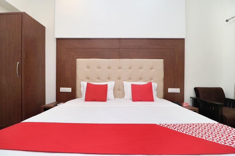 OYO 18504 Hotel Safari