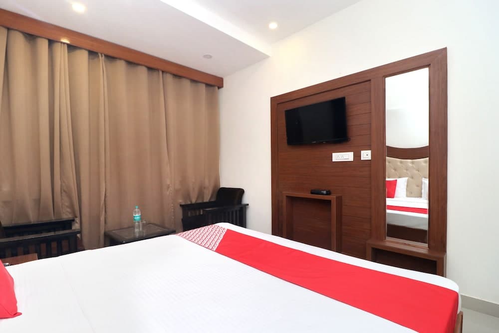 OYO 18504 Hotel Safari