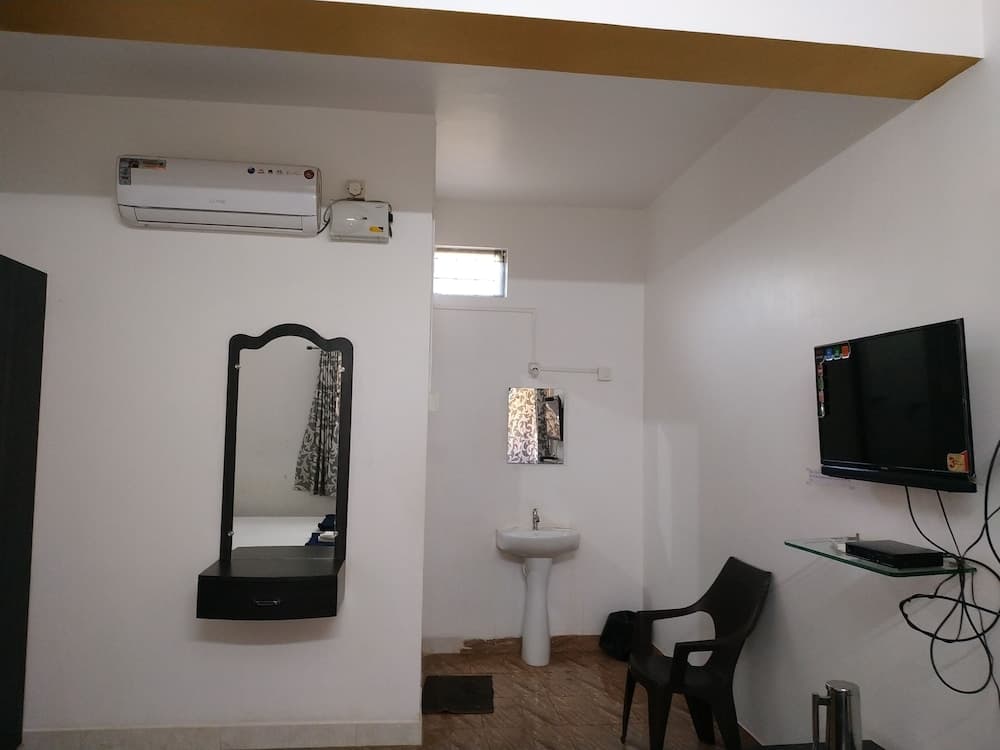 Iroomz Hotel Gananjaya - Hostel