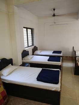 Iroomz Hotel Gananjaya - Hostel