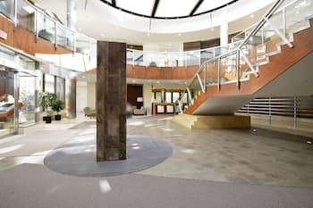 Sarkar Suites - 3888 Duke of York Blvd