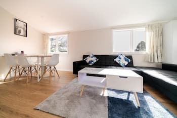 Takapuna Central Spacious & New Home 3