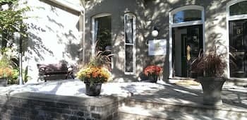 The Clarence Park - Hostel