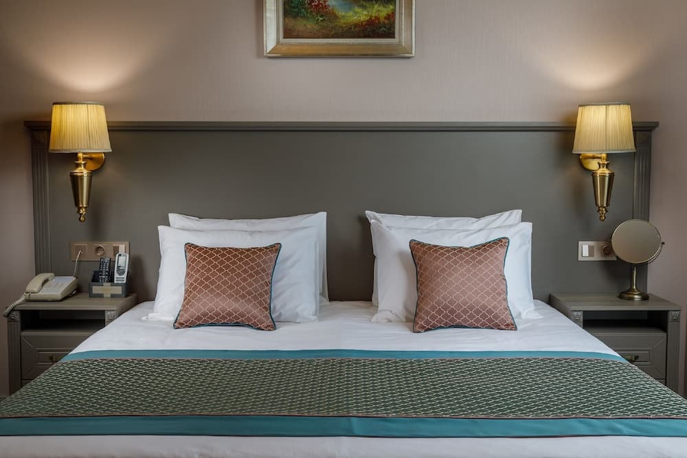 Mini-Hotel Biography