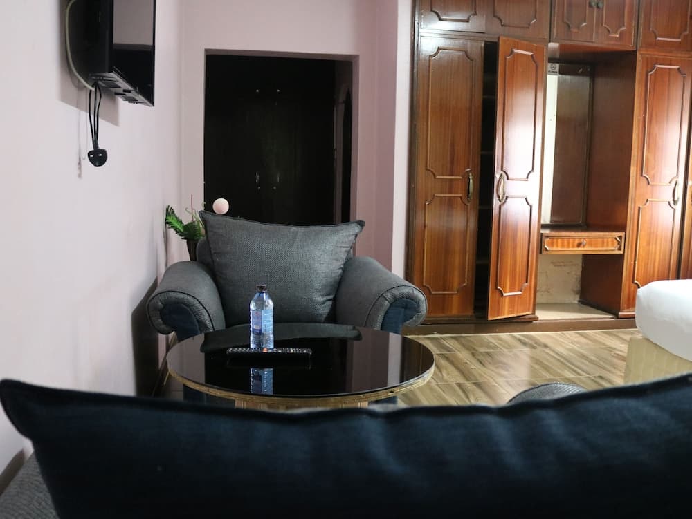 Tisa Suites & Lounge