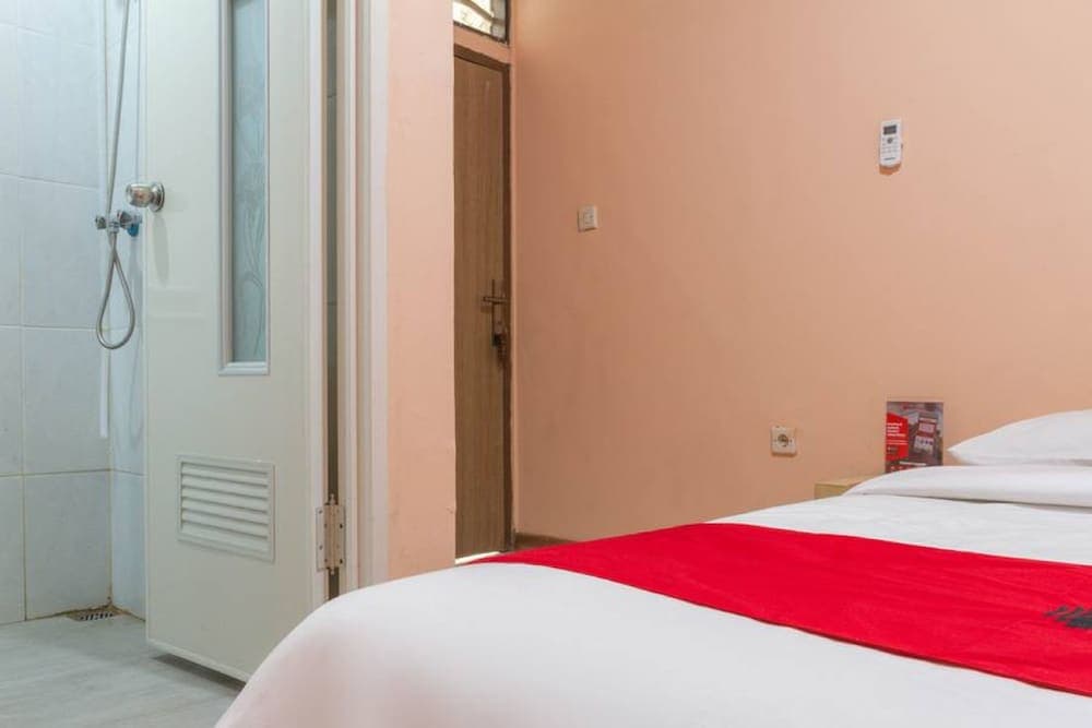 RedDoorz near Istana Plaza 2