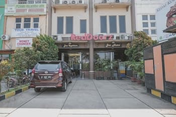 RedDoorz Plus near Soekarno Hatta Airport 2