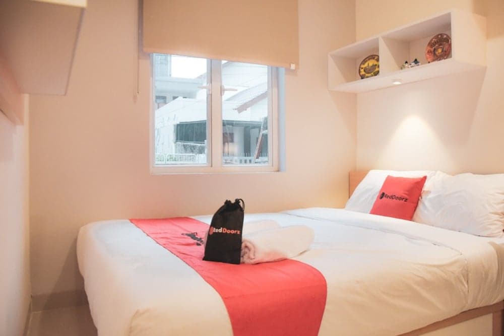 RedDoorz Plus near Manggarai Station 3