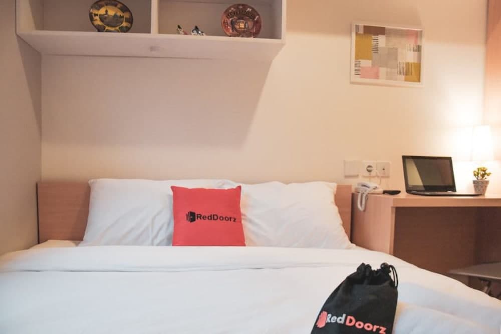 RedDoorz Plus near Manggarai Station 3