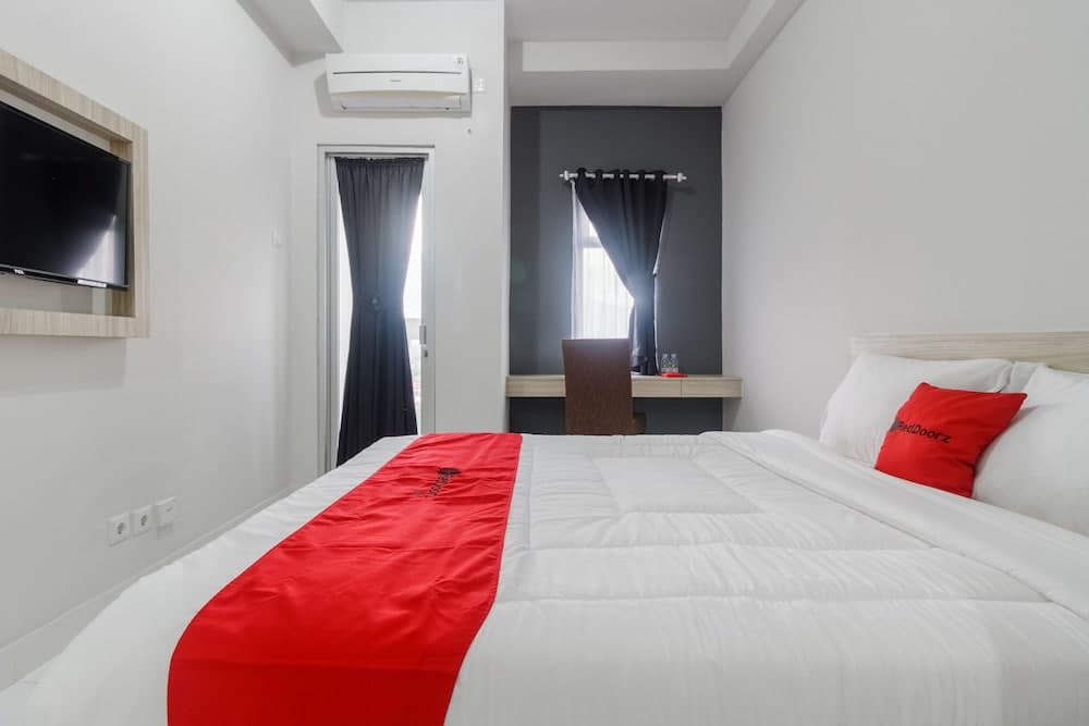 RedDoorz Apartment @ Dramaga Tower