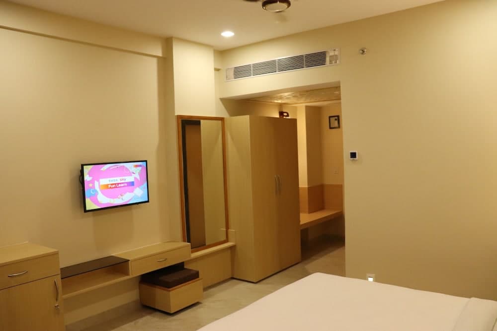 Hotel Aarunya Royale