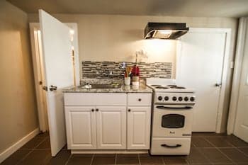 Hays St #B Near Downtown Guest Studio