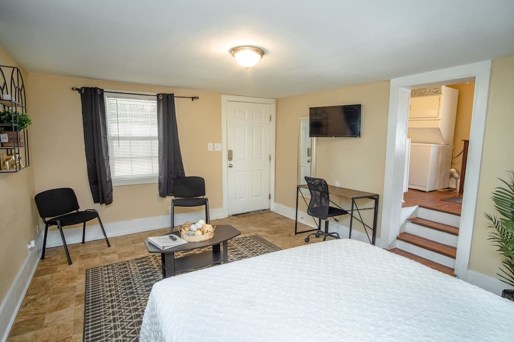 Virginia #B San Antonio Guesthouse Near Downtown