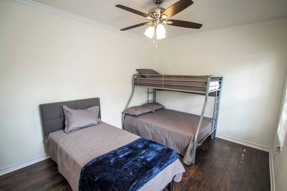 Cozy Remodeled 2br/2ba Near Downtown Sleeps 8