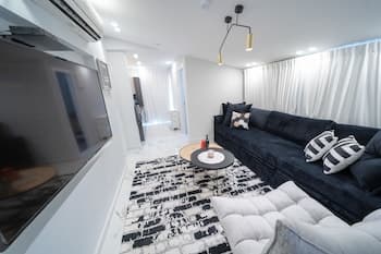 Boutique and garden apartments in Hawaii complex by YalaRent - Families only