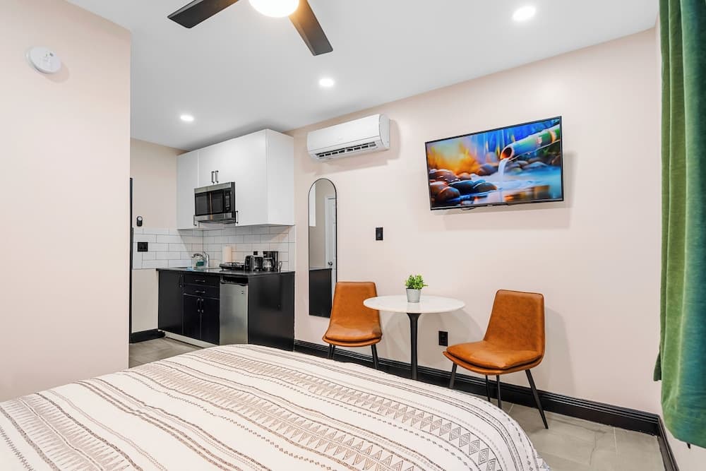 Baybreeze Apartments by Lowkl