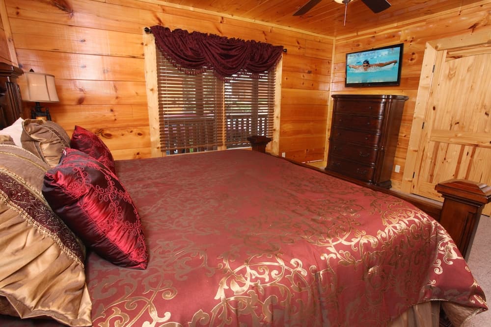 Serenity Mountain Pool Lodge - Nine Bedroom Cabin