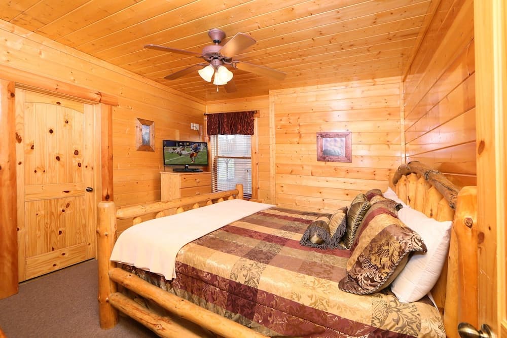 Rising Eagle Lodge - Eight Bedroom Cabin