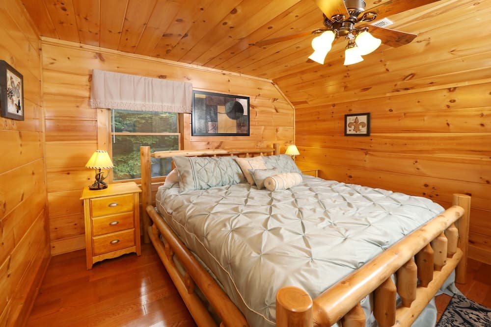 Majestic Manor - Five Bedroom Cabin