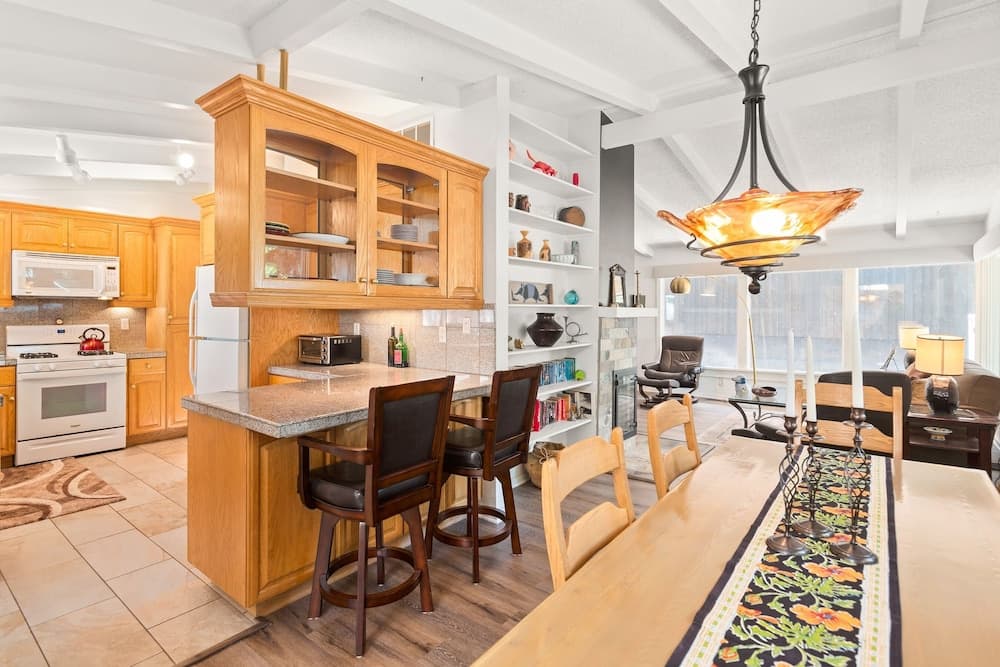 Aspen West End  - Quiet Neighborhood 3 Bedroom Home by RedAwning