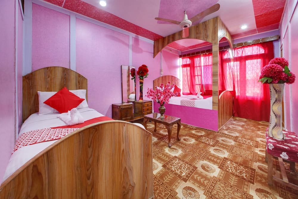 OYO 6410 Amina HouseBoat