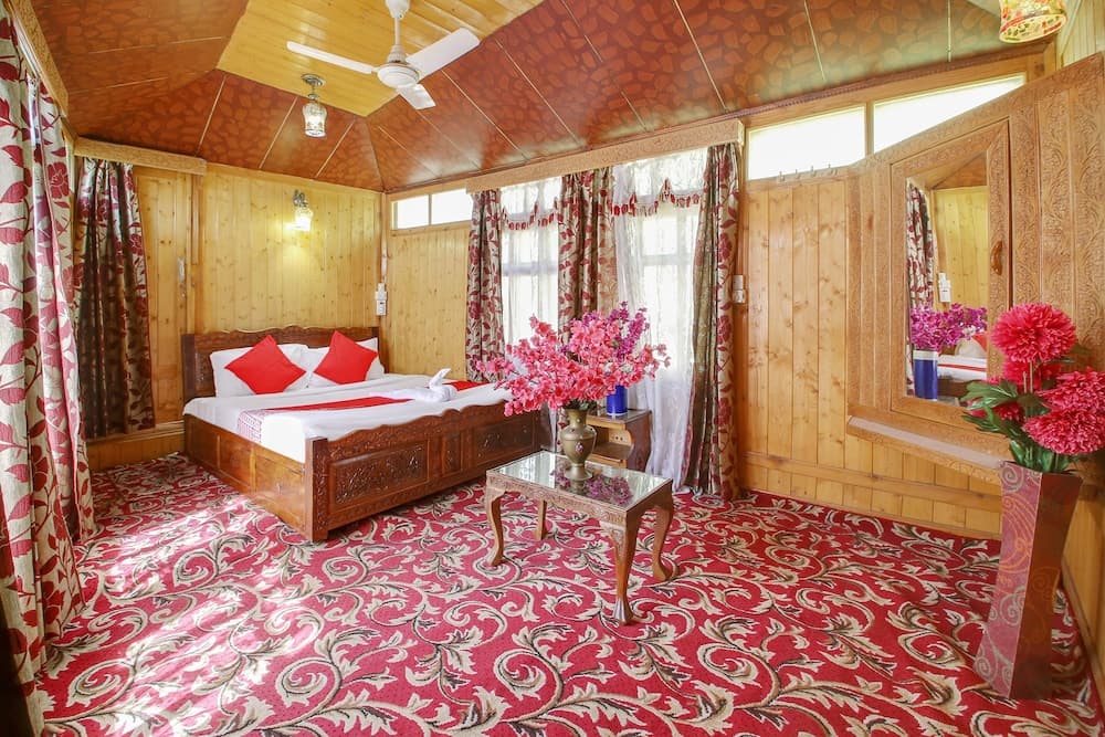 OYO 6410 Amina HouseBoat