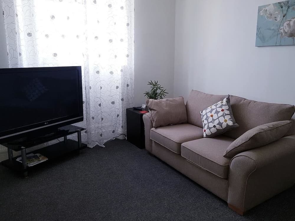 F6 Bath Road Apartment