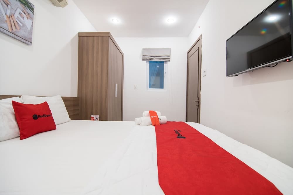 Reddoorz Plus Near Tan Dinh Market