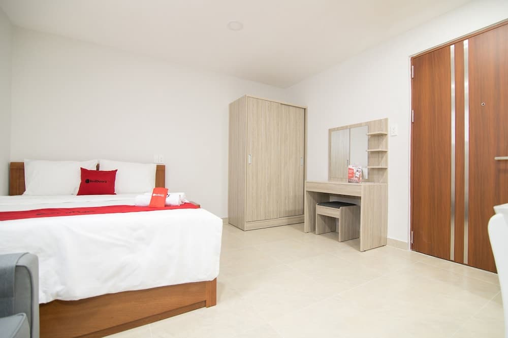 Reddoorz Premium Near Etown 3