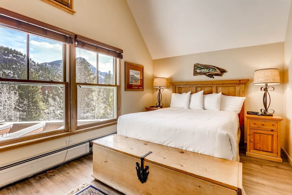 Premier 3br  - Walk Distance To Slopes. Kids Ski Free! 3 Bedroom Condo by RedAwning