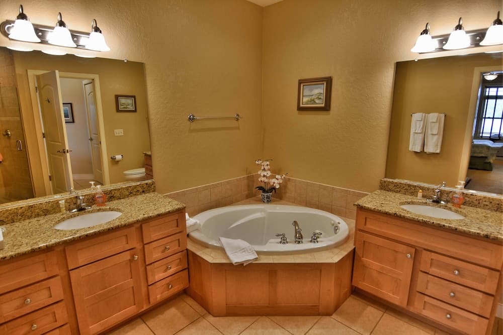 Unit 411a 1 Bd/ 1 Ba Condo 1 Bedroom Condo by RedAwning