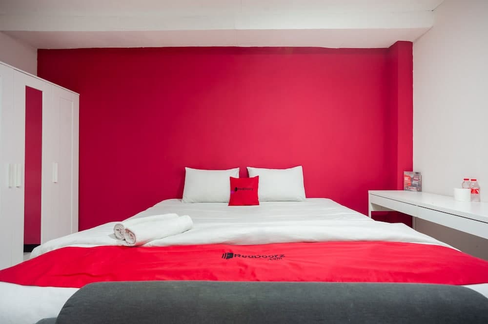 RedDoorz Plus near Mall Kelapa Gading