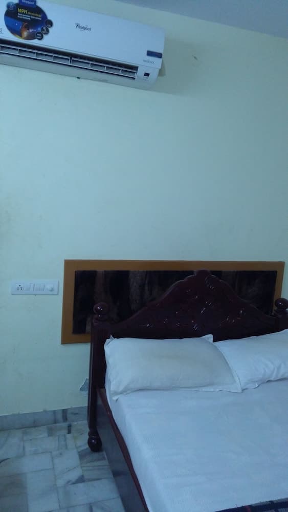 Iroomz Krishna Grand Inn