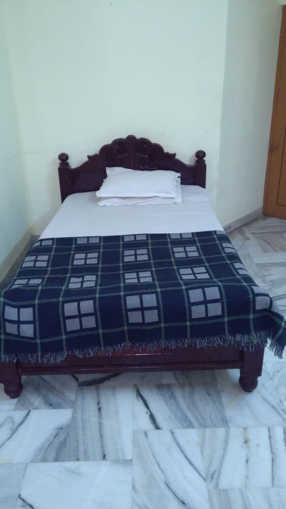 Iroomz Krishna Grand Inn