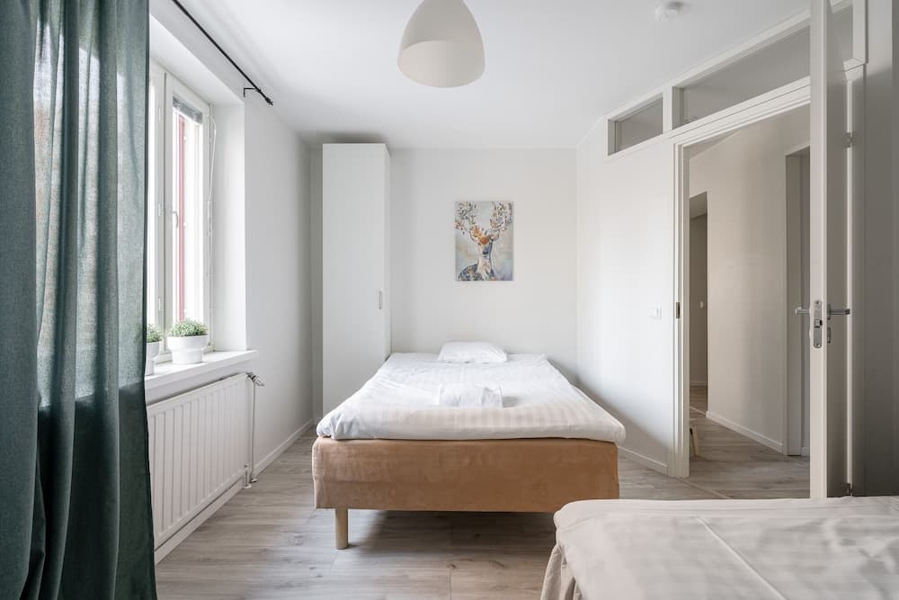 Spacious Downtown Apt with Balcony that Hosts 10