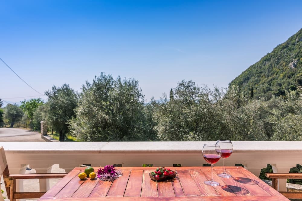 The Olive Grove Cottage by Konnect, 2.5 km from Ipsos