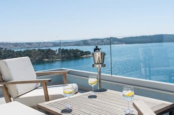 Seafront Luxury Apartments Fun