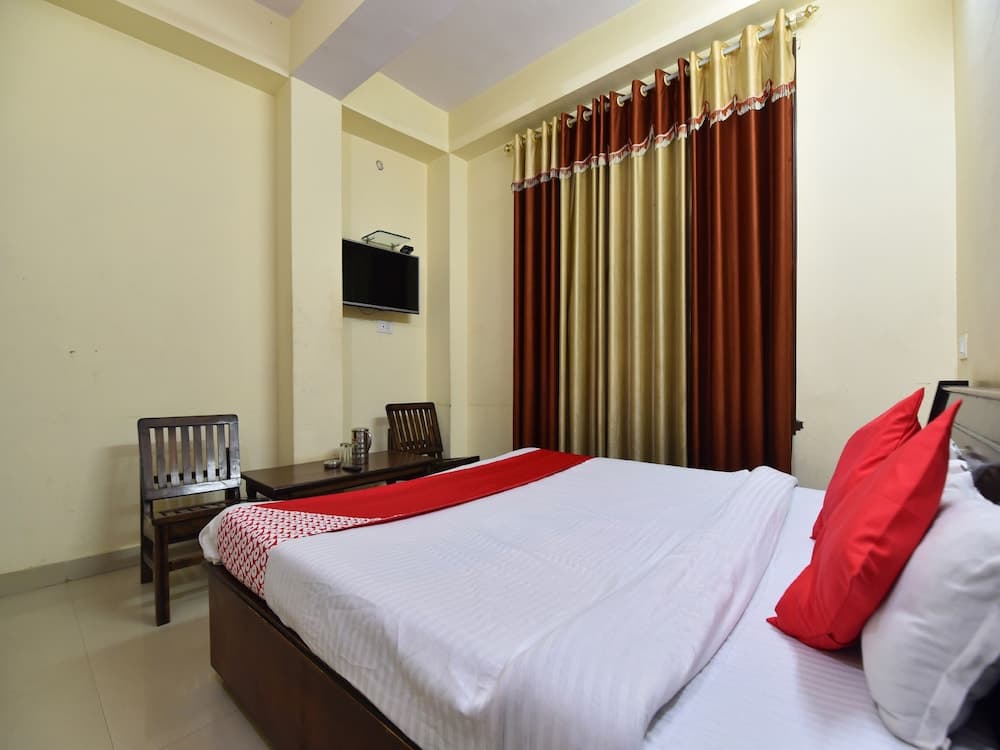 OYO 28027 Hotel Dhruv